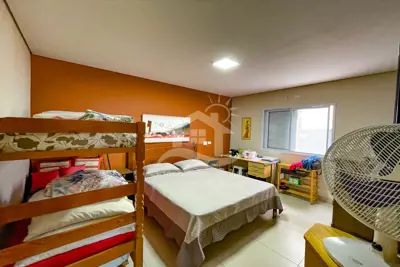Casa - Assobradada com 4 dormitórios (sendo 4 suite(s)) a 1500,00 metros praia.