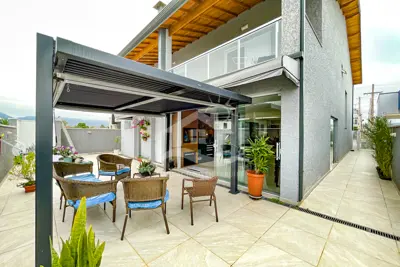 Casa - Assobradada com 4 dormitórios (sendo 4 suite(s)) a 1500,00 metros praia.