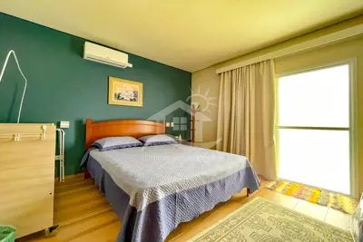 Casa - Assobradada com 4 dormitórios (sendo 4 suite(s)) a 1500,00 metros praia.