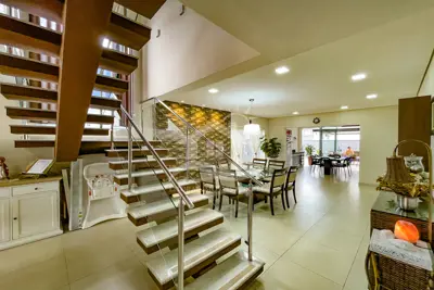 Casa - Assobradada com 4 dormitórios (sendo 4 suite(s)) a 1500,00 metros praia.