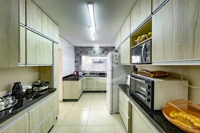 Casa - Assobradada com 4 dormitórios (sendo 4 suite(s)) a 1500,00 metros praia.