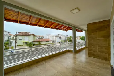 Casa - Sobrado Novo com 3 quartos (sendo 1 suite(s)) a 1500,00 metros praia.