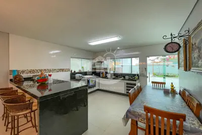 Casa - Sobrado Novo com 3 quartos (sendo 1 suite(s)) a 1500,00 metros praia.