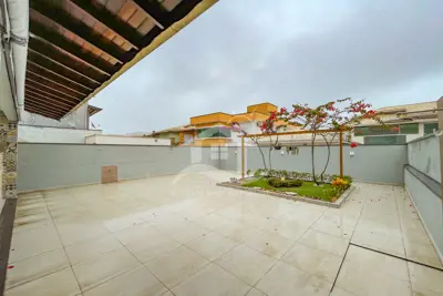 Casa - Sobrado Novo com 3 quartos (sendo 1 suite(s)) a 1500,00 metros praia.