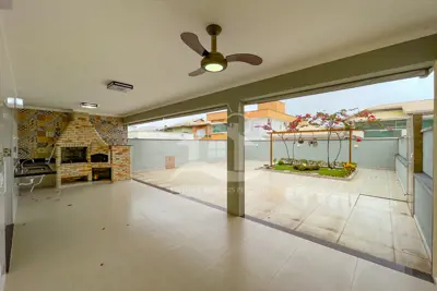Casa - Sobrado Novo com 3 quartos (sendo 1 suite(s)) a 1500,00 metros praia.
