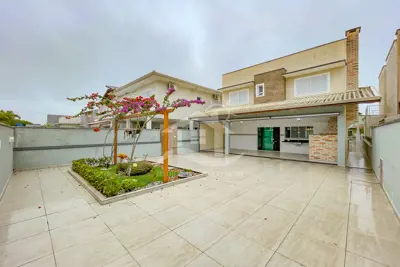 Casa - Sobrado Novo com 3 quartos (sendo 1 suite(s)) a 1500,00 metros praia.
