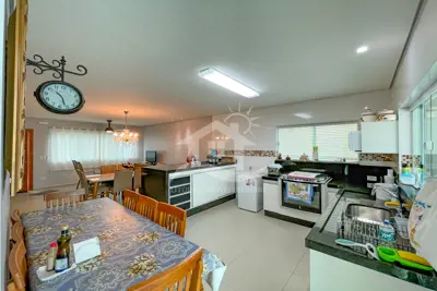 Casa - Sobrado Novo com 3 quartos (sendo 1 suite(s)) a 1500,00 metros praia.