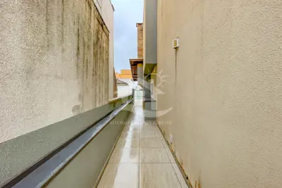 Casa - Sobrado Novo com 3 quartos (sendo 1 suite(s)) a 1500,00 metros praia.
