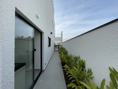 Casa - Sobrado Novo com 3 dormitórios (sendo 3 suite(s)) a 1200,00 metros praia.