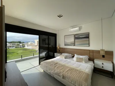 Casa - Sobrado Novo com 3 dormitórios (sendo 3 suite(s)) a 1200,00 metros praia.