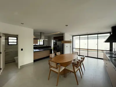Casa - Sobrado Novo com 3 dormitórios (sendo 3 suite(s)) a 1200,00 metros praia.