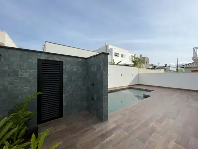Casa - Sobrado Novo com 3 dormitórios (sendo 3 suite(s)) a 1200,00 metros praia.
