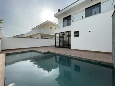 Casa - Sobrado Novo com 3 dormitórios (sendo 3 suite(s)) a 1200,00 metros praia.