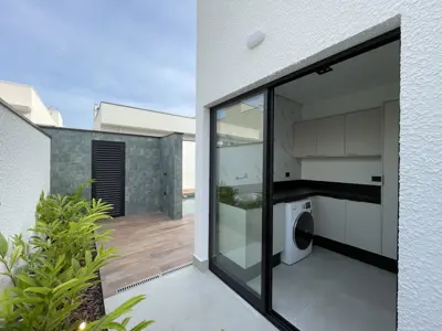 Casa - Sobrado Novo com 3 dormitórios (sendo 3 suite(s)) a 1200,00 metros praia.