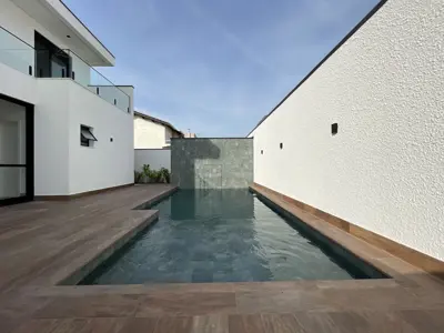 Casa - Sobrado Novo com 3 dormitórios (sendo 3 suite(s)) a 1200,00 metros praia.