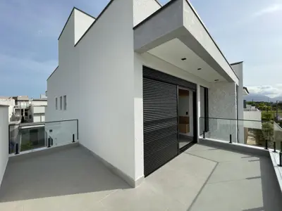 Casa - Sobrado Novo com 3 dormitórios (sendo 3 suite(s)) a 1200,00 metros praia.