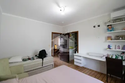 Casa - Sobrado com 5 dormitórios (sendo 5 suite(s)) a 600,00 metros praia.