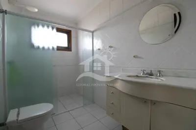 Casa - Sobrado com 5 dormitórios (sendo 5 suite(s)) a 600,00 metros praia.