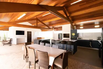 Casa - Sobrado com 5 dormitórios (sendo 5 suite(s)) a 600,00 metros praia.