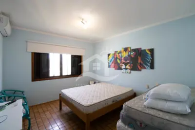 Casa - Sobrado com 5 dormitórios (sendo 5 suite(s)) a 600,00 metros praia.