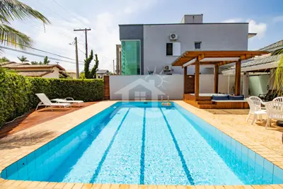 Casa - Sobrado com 5 dormitórios (sendo 5 suite(s)) a 600,00 metros praia.