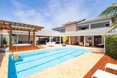 Casa - Sobrado com 5 dormitórios (sendo 5 suite(s)) a 600,00 metros praia.