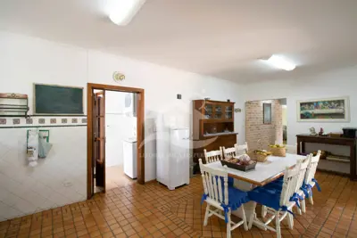 Casa - Sobrado com 5 dormitórios (sendo 5 suite(s)) a 600,00 metros praia.