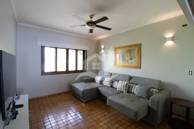 Casa - Sobrado com 5 dormitórios (sendo 5 suite(s)) a 600,00 metros praia.