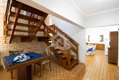 Casa - Sobrado com 5 dormitórios (sendo 5 suite(s)) a 600,00 metros praia.