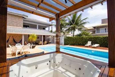 Casa - Sobrado com 5 dormitórios (sendo 5 suite(s)) a 600,00 metros praia.