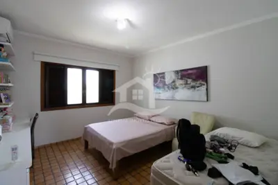 Casa - Sobrado com 5 dormitórios (sendo 5 suite(s)) a 600,00 metros praia.