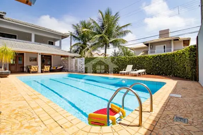 Casa - Sobrado com 5 dormitórios (sendo 5 suite(s)) a 600,00 metros praia.