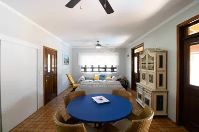 Casa - Sobrado com 5 dormitórios (sendo 5 suite(s)) a 600,00 metros praia.