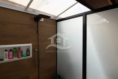 Casa - Sobrado com 5 dormitórios (sendo 5 suite(s)) a 600,00 metros praia.