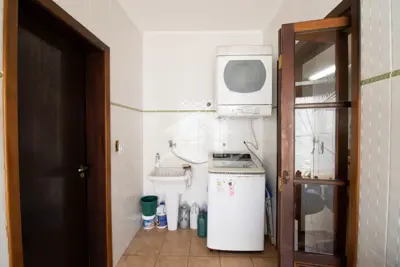 Casa - Sobrado com 5 dormitórios (sendo 5 suite(s)) a 600,00 metros praia.