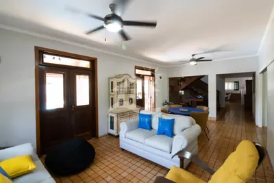 Casa - Sobrado com 5 dormitórios (sendo 5 suite(s)) a 600,00 metros praia.