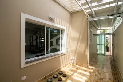Casa - Sobrado com 3 quartos (sendo 3 suite(s)) a 200,00 metros praia.