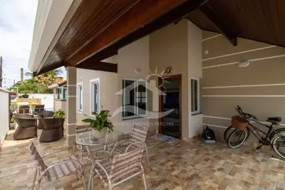 Casa - Sobrado com 3 quartos (sendo 3 suite(s)) a 200,00 metros praia.