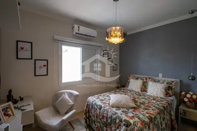 Casa - Sobrado com 3 quartos (sendo 3 suite(s)) a 200,00 metros praia.