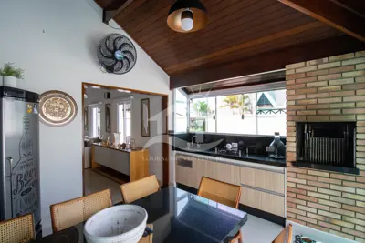 Casa - Sobrado com 3 quartos (sendo 3 suite(s)) a 200,00 metros praia.