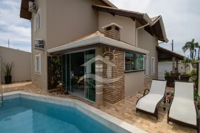 Casa - Sobrado com 3 quartos (sendo 3 suite(s)) a 200,00 metros praia.