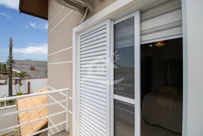 Casa - Sobrado com 3 quartos (sendo 3 suite(s)) a 200,00 metros praia.