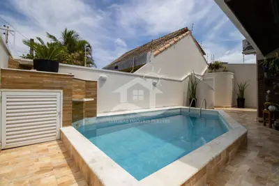 Casa - Sobrado com 3 quartos (sendo 3 suite(s)) a 200,00 metros praia.