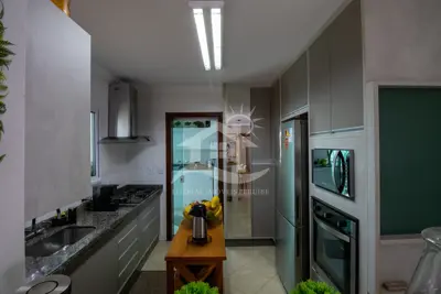 Casa - Sobrado com 3 quartos (sendo 3 suite(s)) a 200,00 metros praia.