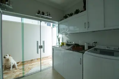 Casa - Sobrado com 3 quartos (sendo 3 suite(s)) a 200,00 metros praia.