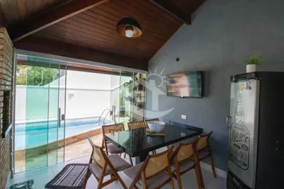 Casa - Sobrado com 3 quartos (sendo 3 suite(s)) a 200,00 metros praia.