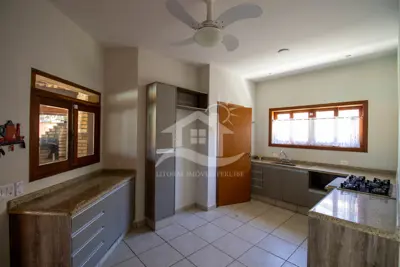 Casa - Sobrado Parte Superior com 5 dormitórios (sendo 5 suite(s)) a 800,00 metros praia.