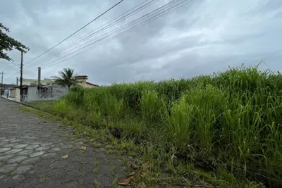 Terreno - Amplo com  dormitórios  a 100,00 metros praia.