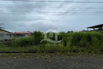 Terreno - Amplo com  dormitórios  a 100,00 metros praia.