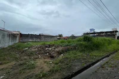 Terreno - Amplo com  dormitórios  a 100,00 metros praia.